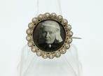 Zilveren broche met Friese dame in klederdracht