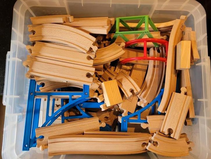 Houten treinbaan - o.a. Brio, Kinderen en Baby's, Speelgoed | Houten speelgoed, Gebruikt, Rij- of Hobbelspeelgoed, Ophalen of Verzenden