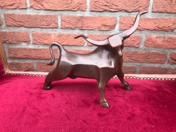 fraai gestileerd bronzen beeld van een stier beschikbaar voor biedingen