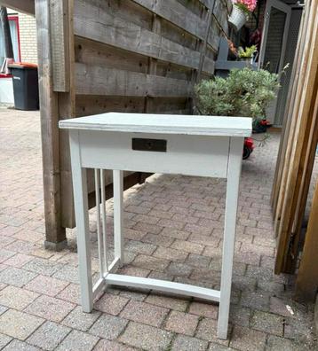 Witte (bijzet)tafel/kastje met opbergruimte / BIEDEN MAG! beschikbaar voor biedingen