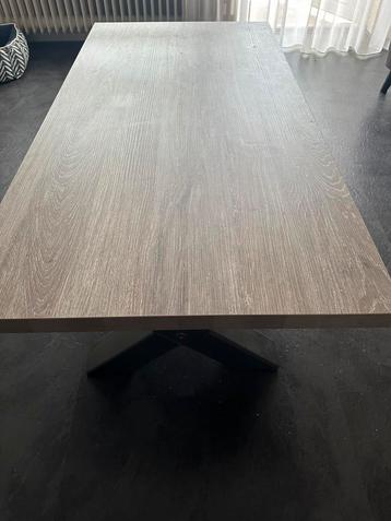 Salon tafel beschikbaar voor biedingen