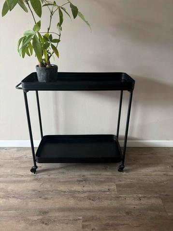 Metalen side table / trolley met 4 wieltjes en 2 plateaus beschikbaar voor biedingen