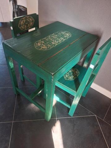 Houten tafel met stoelen beschikbaar voor biedingen