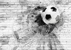 Voetbal op muur I Graffiti fotobehang zwart-wit of kleur, Verzenden, Nieuw, Wanddecoratie
