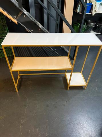 Sidetable met melkglas en gouden frame beschikbaar voor biedingen