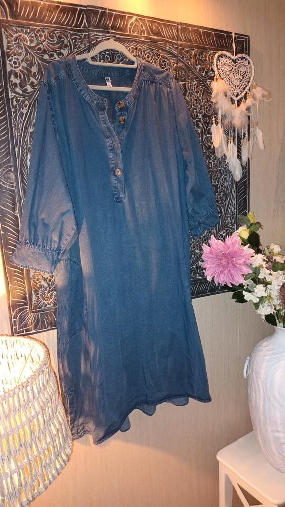 Blauwe denim jurk - HEMA - Maat XL curves, Kleding | Dames, Jurken, Gedragen, Maat 46/48 (XL) of groter, Blauw, Onder de knie