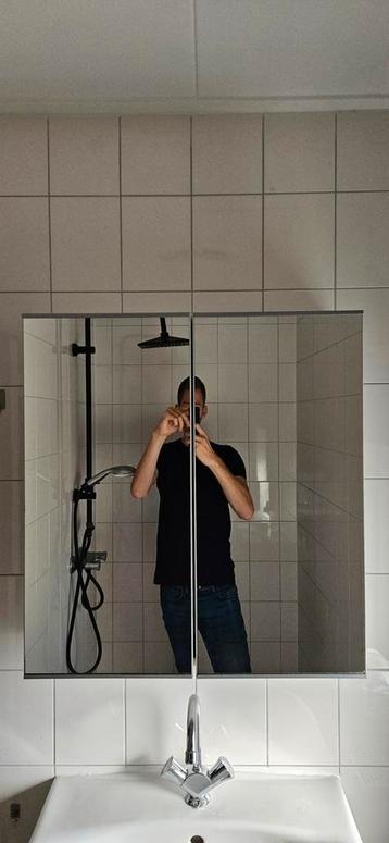 Badkamerkast met spiegel en plankjes beschikbaar voor biedingen