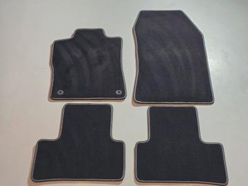 Zeer nette Opel Astra L 2022-Heden velours vloermatten set
 beschikbaar voor biedingen