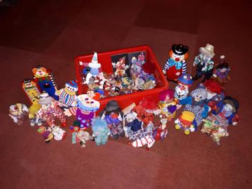 Verzameling clownsfiguren beschikbaar voor biedingen