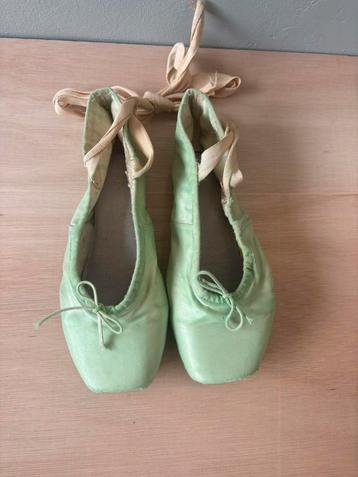 Brocante groene ballet spitzen beschikbaar voor biedingen