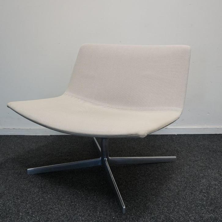 Arper Catifa 80 Design Fauteuils | Beige | Draaibaar | Stoel, Huis en Inrichting, Fauteuils, Gebruikt, Stof, 75 tot 100 cm, Minder dan 75 cm