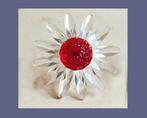 Swarovski Margriet rood met doos echtheids-logo op blad, Ophalen of Verzenden, Zo goed als nieuw, Figuurtje