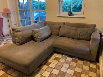 Comfortabele hoekbank beschikbaar voor biedingen