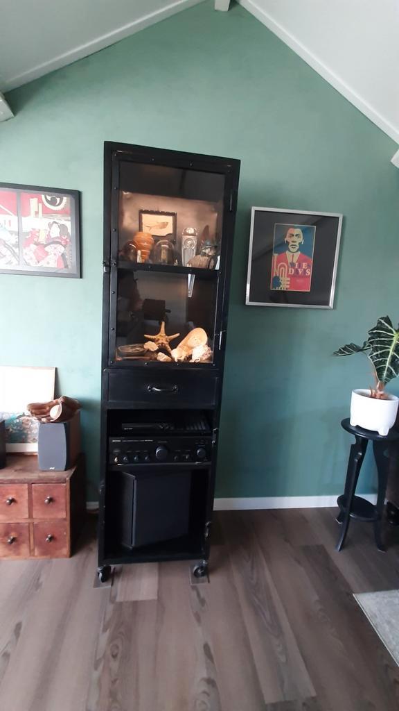 vitrinekast industrieel staand, Huis en Inrichting, Kasten | Vitrinekasten, Gebruikt, 150 tot 200 cm, 50 tot 100 cm, 25 tot 50 cm