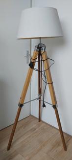 Stijlvolle staande lamp met houten driepoot, Huis en Inrichting, Lampen | Vloerlampen, Ophalen, Metaal, Zo goed als nieuw, Modern