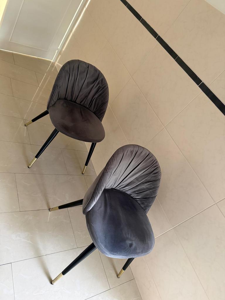 2x eetkamer stoel westwing in goede staat, Huis en Inrichting, Stoelen, Ophalen of Verzenden, Zo goed als nieuw, Grijs, Twee