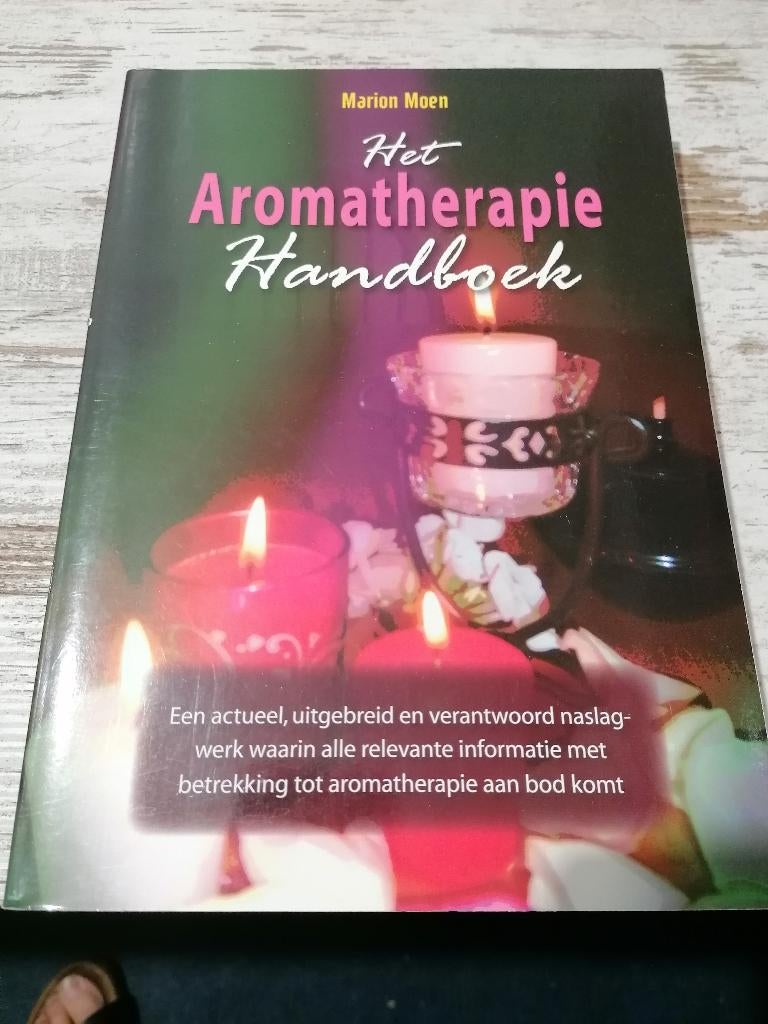 AROMATHERAPIE Het Handboek klachten eenvoudig behandelen, Boeken, Overige Boeken, Zo goed als nieuw, Ophalen of Verzenden