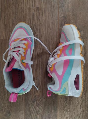 Skechers sneakers maat 33. Alleen met schoolgym aan gehad. beschikbaar voor biedingen
