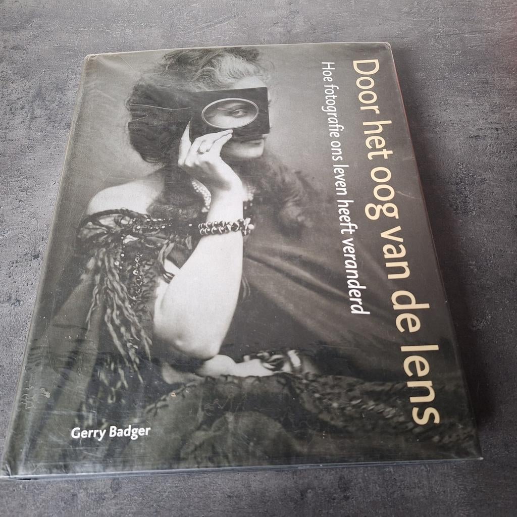 Door het oog van de lens gerry badger, Fotografen, Gerry badger, Ophalen of Verzenden, Zo goed als nieuw