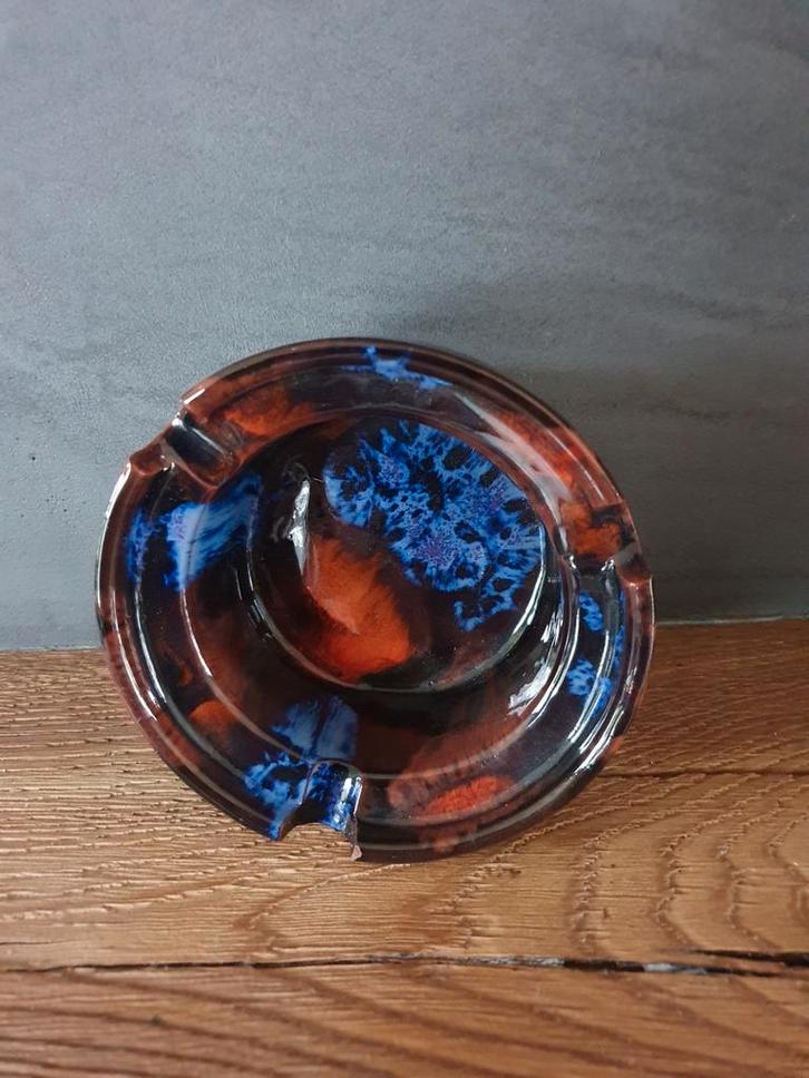 Mooie gekleurde asbak retro uit de jaren 70, Verzamelen, Rookartikelen, Aanstekers en Luciferdoosjes, Zo goed als nieuw, Asbak