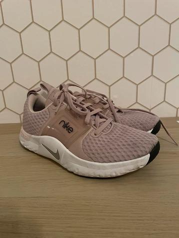 Sport schoenen van nike beschikbaar voor biedingen