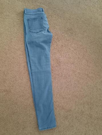 LICHTBLAUWE DAMES JEANS  beschikbaar voor biedingen