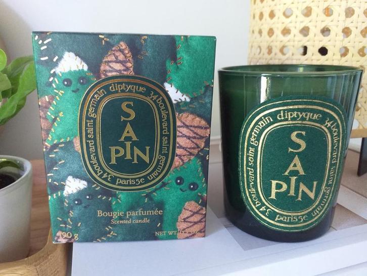 Nieuwe Diptyque 190 gram Kerstkaars Sapin 2024 voor € 39, Huis en Inrichting, Woonaccessoires | Kandelaars en Kaarsen, Nieuw, Minder dan 25 cm