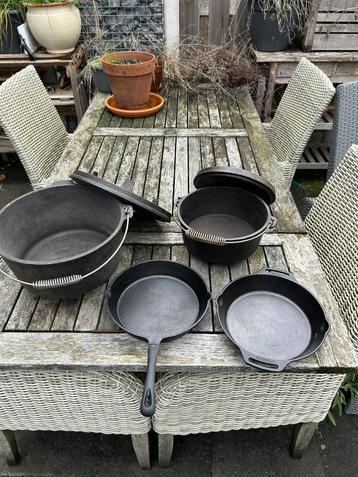 Gietijzeren pannen voor op de BBQ beschikbaar voor biedingen