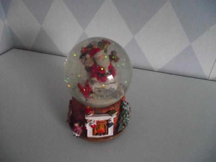 sneeuwbol kerstman in glinsterende sneeuw 15 cm speeldoos, Diversen, Kerst, Gebruikt, Ophalen of Verzenden