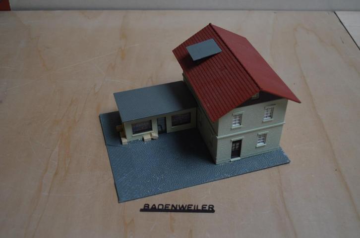 Pola 1043 Huis met winkel, HO, gebouwd en gebruikt, Hobby en Vrije tijd, Modeltreinen | H0, Gebruikt, Brug, Tunnel of Gebouw, Ophalen of Verzenden