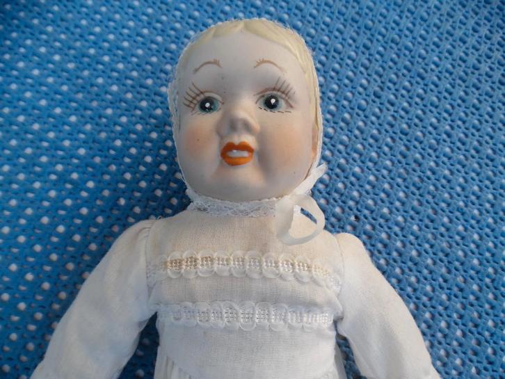 Antieke pop met lief gezichtje, Antiek en Kunst, Antiek | Speelgoed, Ophalen of Verzenden