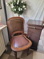 antieke stoel met leer bekleed