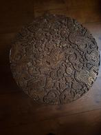 Prachtig houten bijzettafeltje met uitgesneden relief, Minder dan 55 cm, Gebruikt, Rond, Ophalen of Verzenden