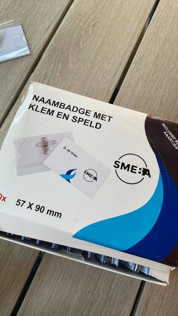 Naambadge met klem en speld 50 stuks in doos nieuw beschikbaar voor biedingen