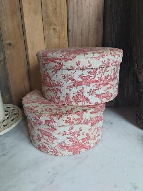 2 leuke vintage franse ronde stoffen dozen Toile de Jouy, Antiek en Kunst, Curiosa en Brocante, Verzenden