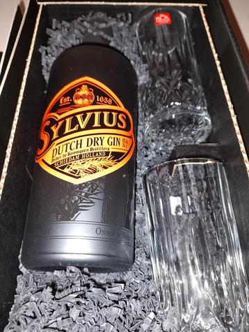 Pakket met een fles Sylvius Dutch Gin en 2 mooie glazen  beschikbaar voor biedingen