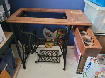 Antieke Singers, 2 machines + 1 onderstel beschikbaar voor biedingen