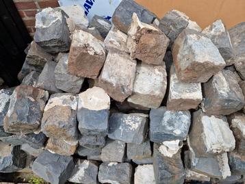 Basalt stenen  beschikbaar voor biedingen