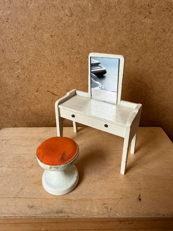 Lundby toilettafel - hxbxd 8.7x6.6x3.1cm + oude kruk - hout, Verzamelen, Poppenhuizen en Toebehoren, Zo goed als nieuw, Poppenhuis