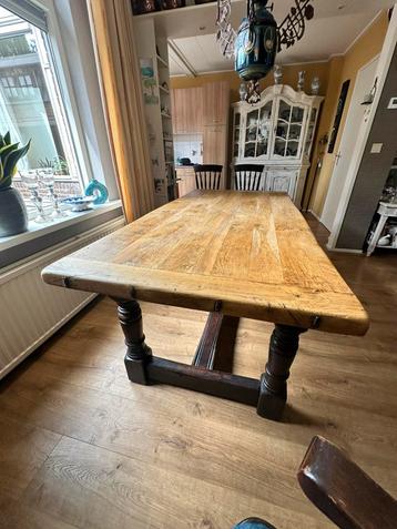 Massief eikenhouten tafel. Met houten onderstel beschikbaar voor biedingen