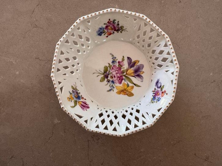 Elegante Nymphenburg porseleinen schaal, Antiek en Kunst, Antiek | Schalen, Ophalen of Verzenden