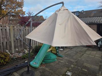 Zweefparasol - Ideaal voor de zomer! beschikbaar voor biedingen
