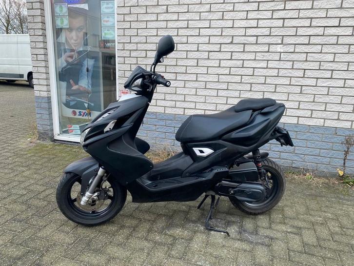 DIKKE YAMAHA AEROX R 45KM BROM BLACK MAGIC BJ2015 8.000KM, Fietsen en Brommers, Brommers | Tuning en Styling