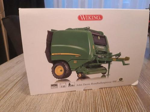 John Deere 990 Balen Pers Wiking, Hobby en Vrije tijd, Modelauto's | 1:32, Nieuw, Tractor of Landbouw, Overige merken, Ophalen of Verzenden