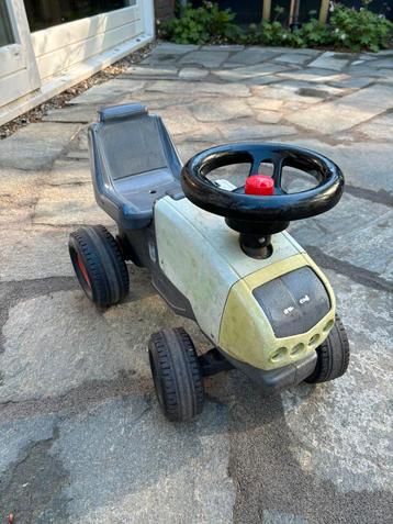 Speelgoed traktor buiten 