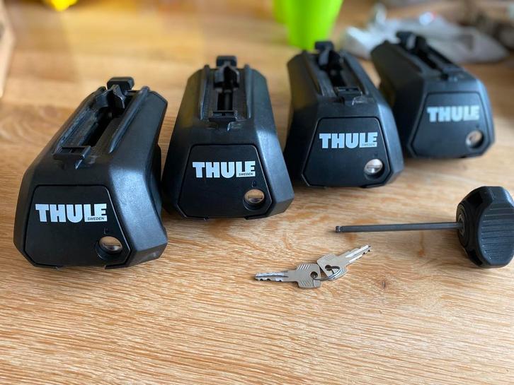 Thule voetenset 7104 evo raised rail, Auto diversen, Dakdragers, Zo goed als nieuw, Ophalen of Verzenden