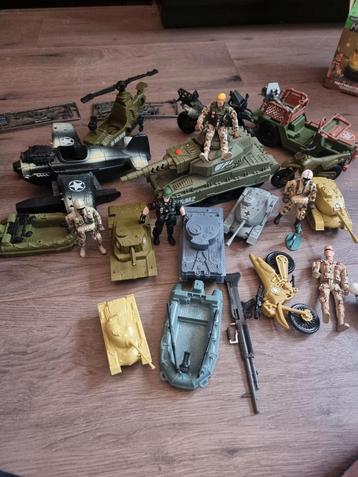 Leger Speelgoed Set: Tanks, Figuren, Voertuigen beschikbaar voor biedingen