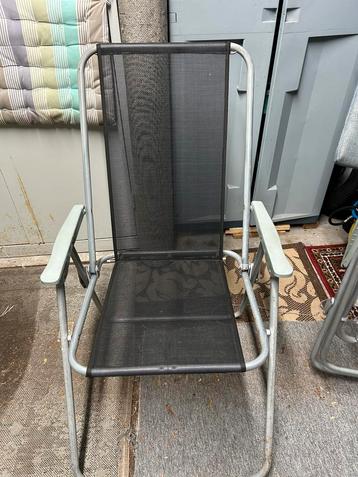Drie handige klapstoelen beschikbaar voor biedingen