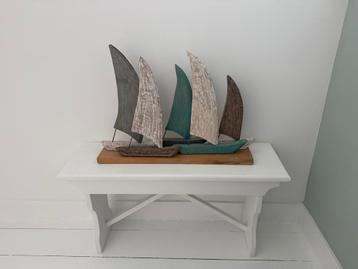Gezellig bankje met decoratieve bootjes beschikbaar voor biedingen