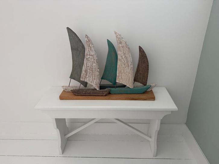 Gezellig bankje met decoratieve bootjes, Huis en Inrichting, Woonaccessoires | Wanddecoraties, Zo goed als nieuw, Ophalen